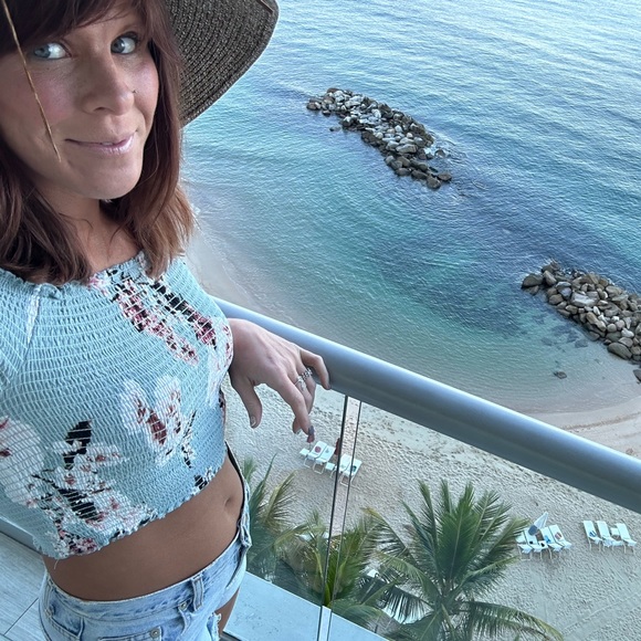 Meet your Posher, Chloe - Picture 2 of 4